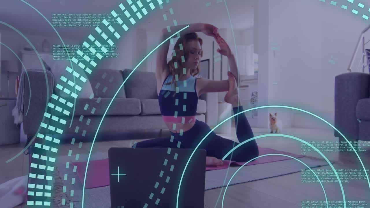 animación del procesamiento de datos sobre una mujer caucásica haciendo ejercicio, usando una computadora portátil