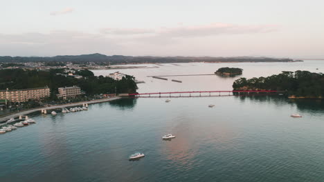 Vista-Aérea-Del-Puente-Rojo-Fukuurabashi-A-Través-De-La-Bahía-De-Matsushima-En-La-Isla-Fukuura,-Miyagi,-Japón-Al-Atardecer