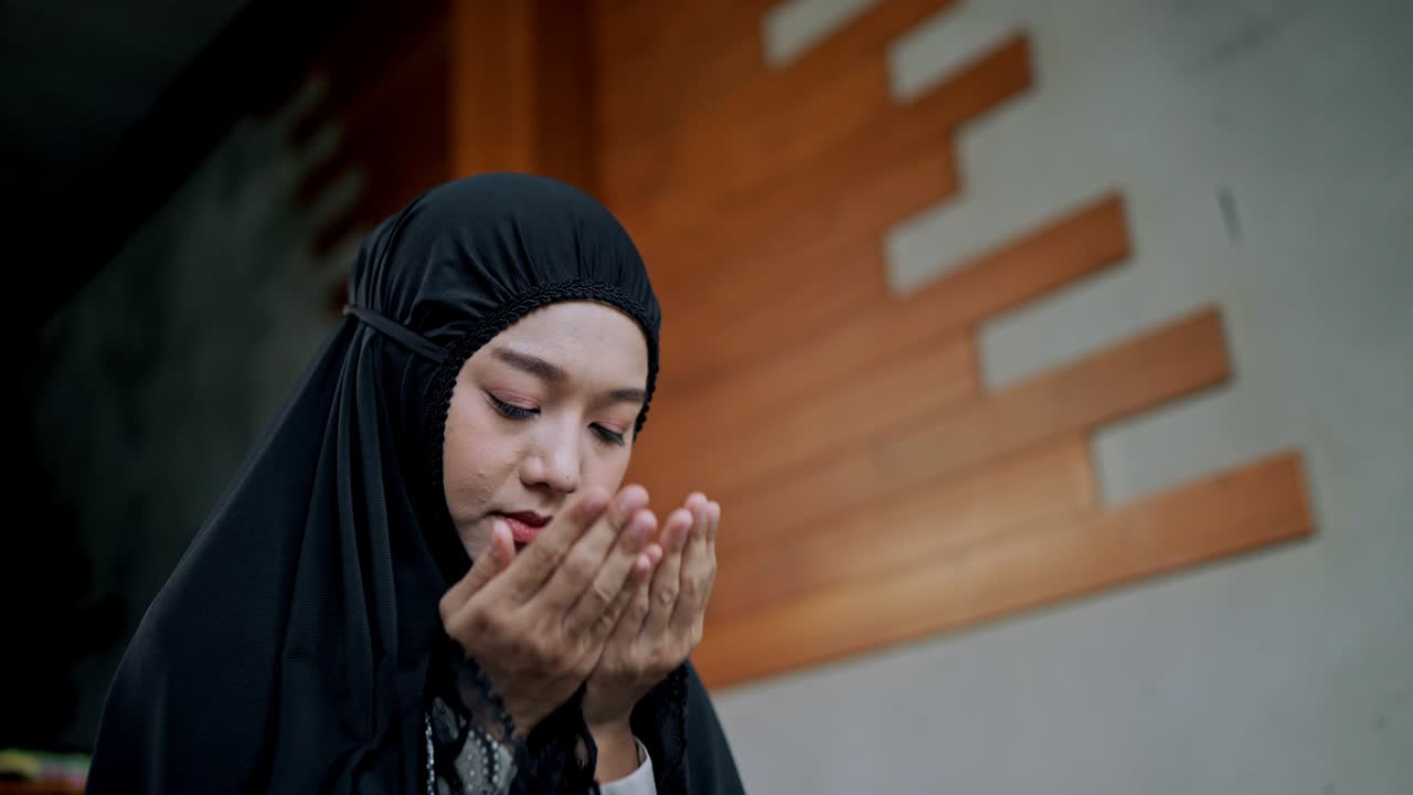 집 에서 기도 하는 젊은 무슬림 여자 의 일어난 각도 얼굴