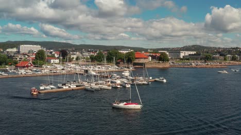 Velero-Saliendo-Del-Puerto-De-Kristiansand-En-Noruega