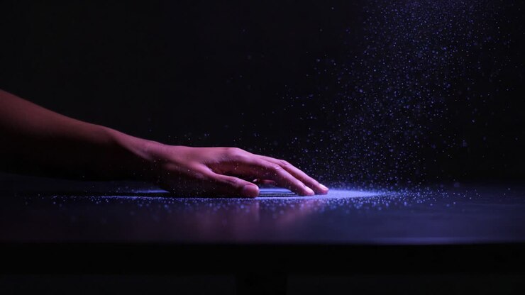 Un tocco delicato: catturare la bellezza eterea di particelle che danzano nell'aria mentre una mano interagisce con una superficie ricoperta di polvere sottile
