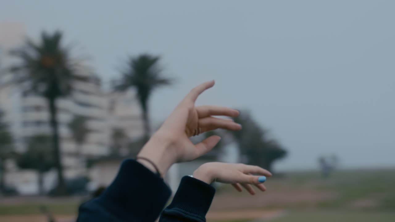 자유 개념을 탐험하는 놀이터 공원에서 회전하는 회전목마를 즐기면서 회전 목마에서 팔을 들고 있는 젊은 여성