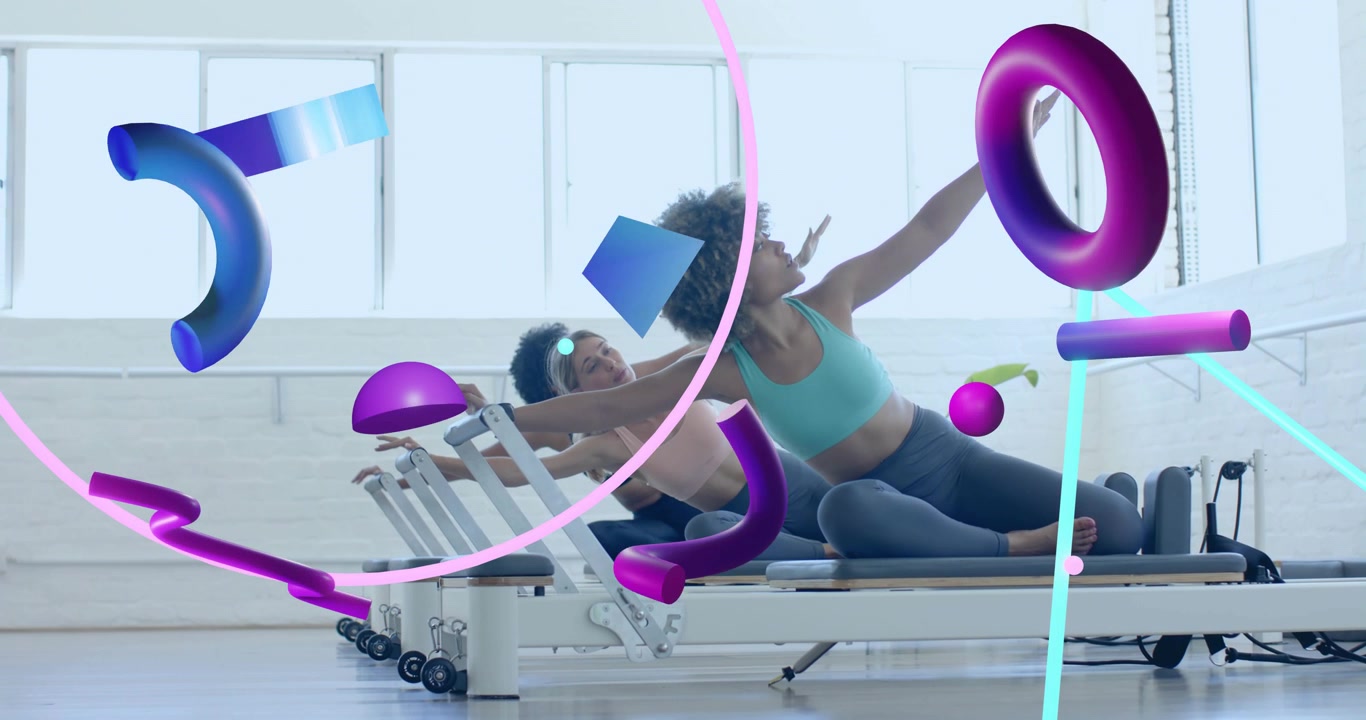 Istruttore che inizia una flessione laterale e guida gli studenti in uno stretching Pilates con reformer e forme 3D.