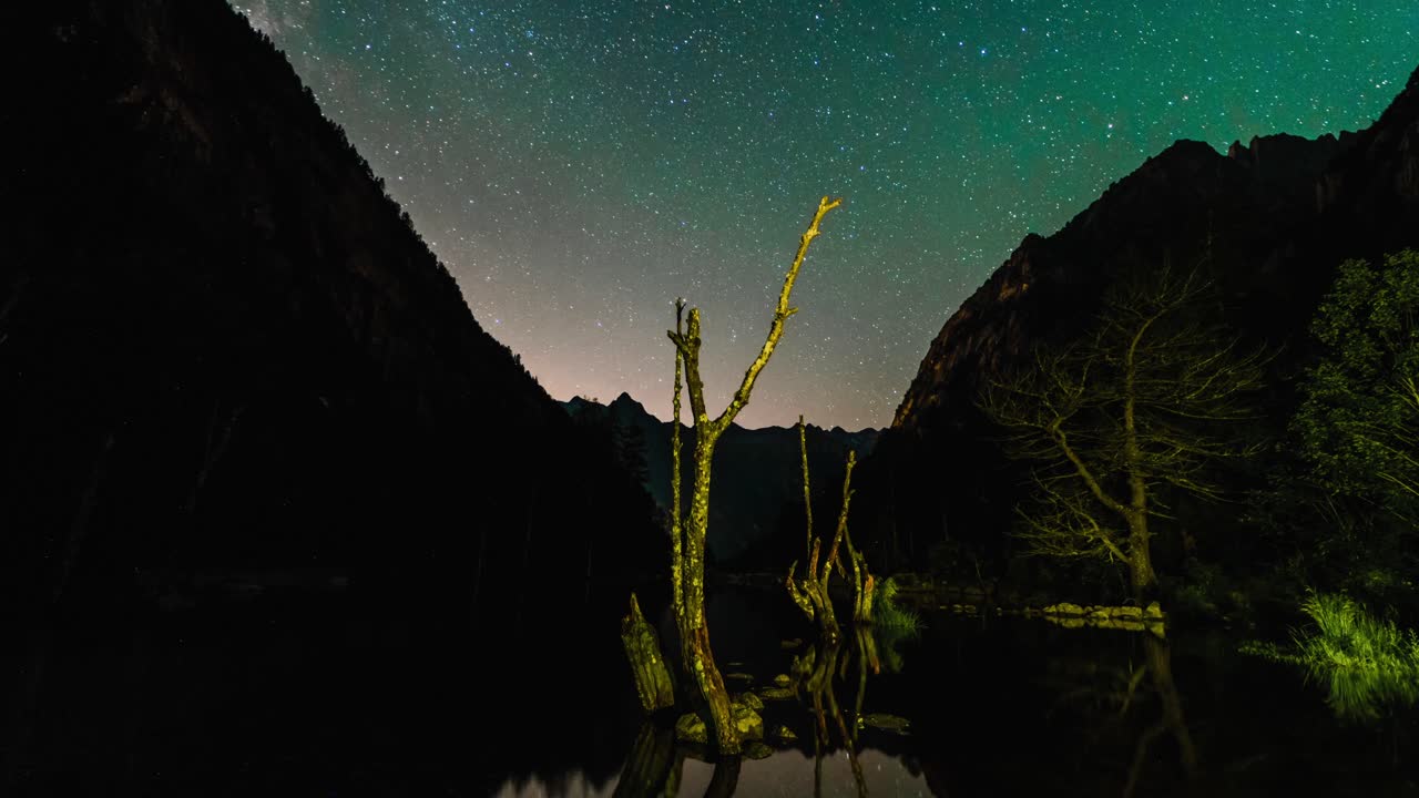 estrellas y nubes que pasan sobre el lago bide della contessa