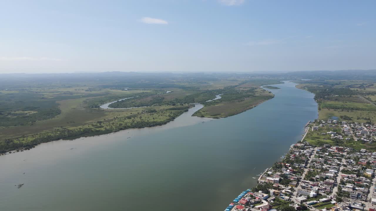 establecimiento de toma de drones del río tecolutla, ciudad mexicana a orillas del río, veracruz mexico