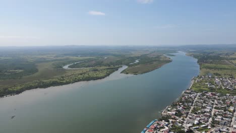 establecimiento de toma de drones del río tecolutla, ciudad mexicana a orillas del río, veracruz mexico