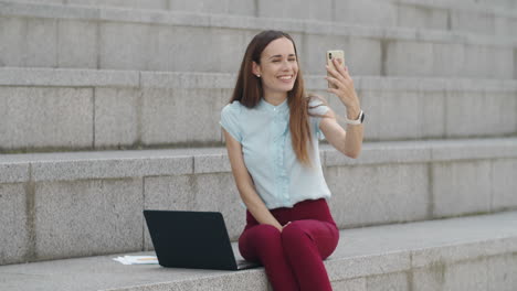 mujer de negocios video chat en el teléfono inteligente. mujer mostrando anillo en la cámara del teléfono