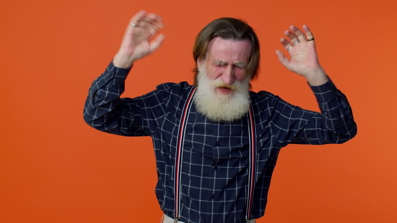 기으로 춤추는 고령자