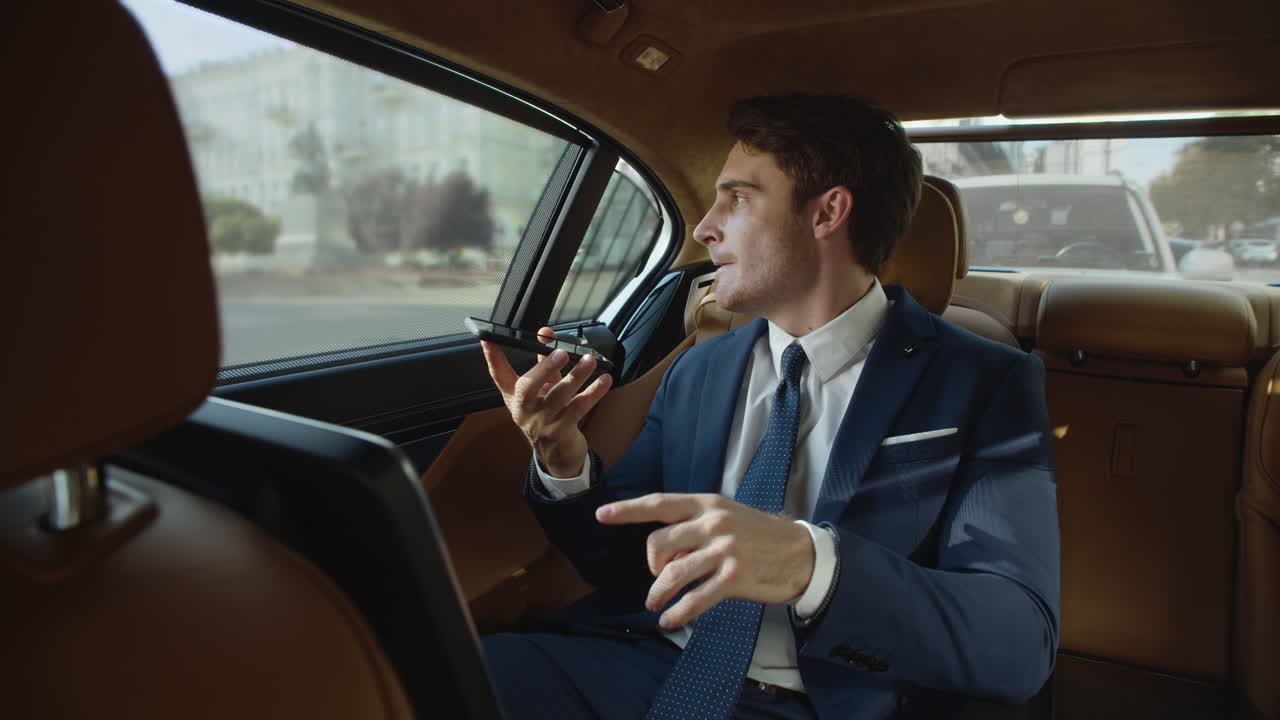 мужчина-профессионал, дающий строгие инструкции