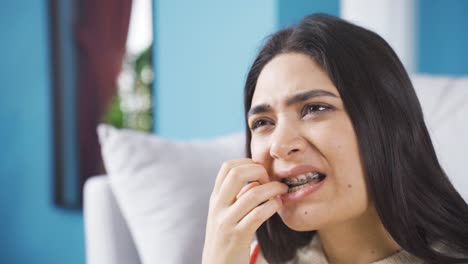 Una-Mujer-Joven-Con-Dolor-De-Encías-Sufre-Dolor-Y-Dolor.