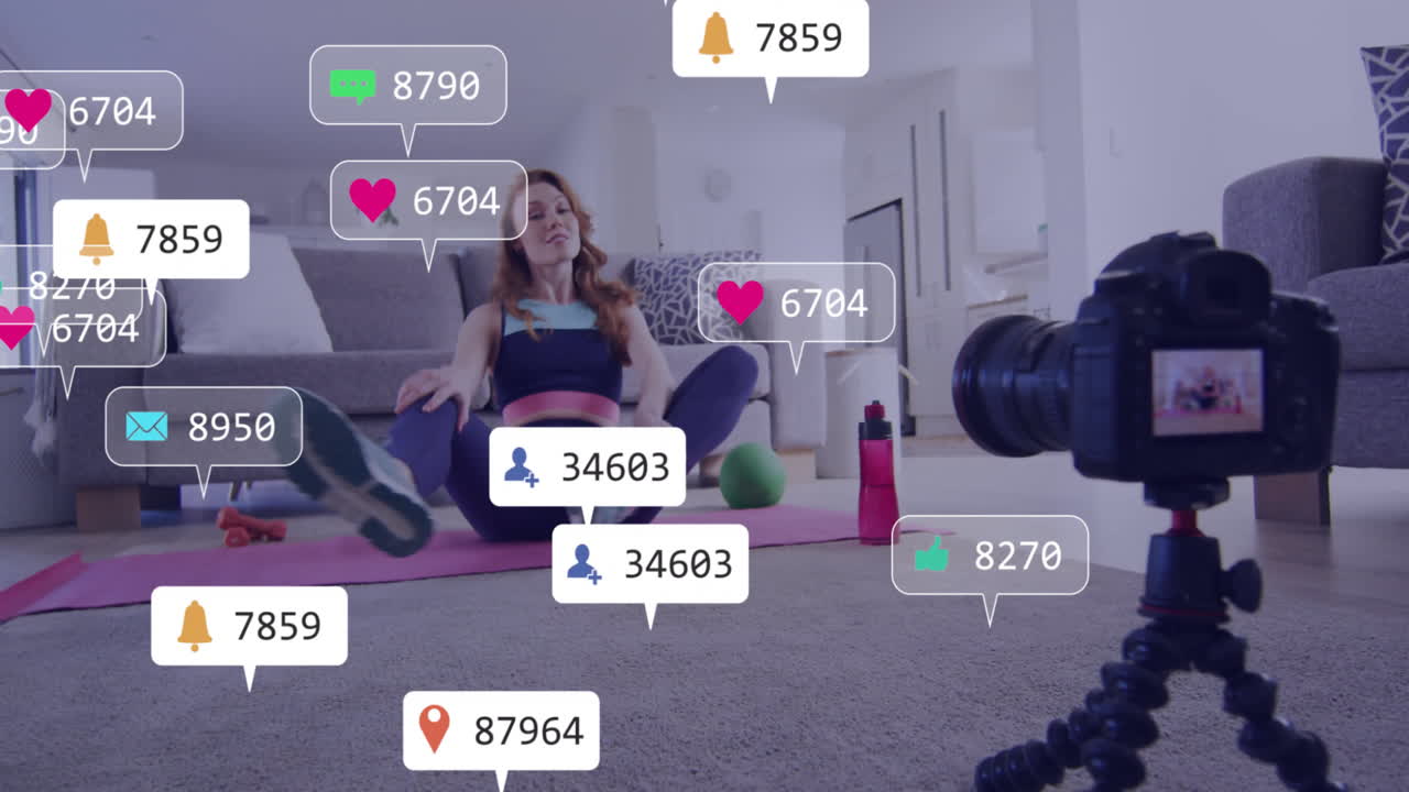 스포츠 비디오 블로그를 녹음하는 백인 여성에 대한 미디어 아이콘의 애니메이션