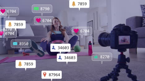 animación de iconos de los medios sobre una mujer caucásica grabando un blog de video deportivo