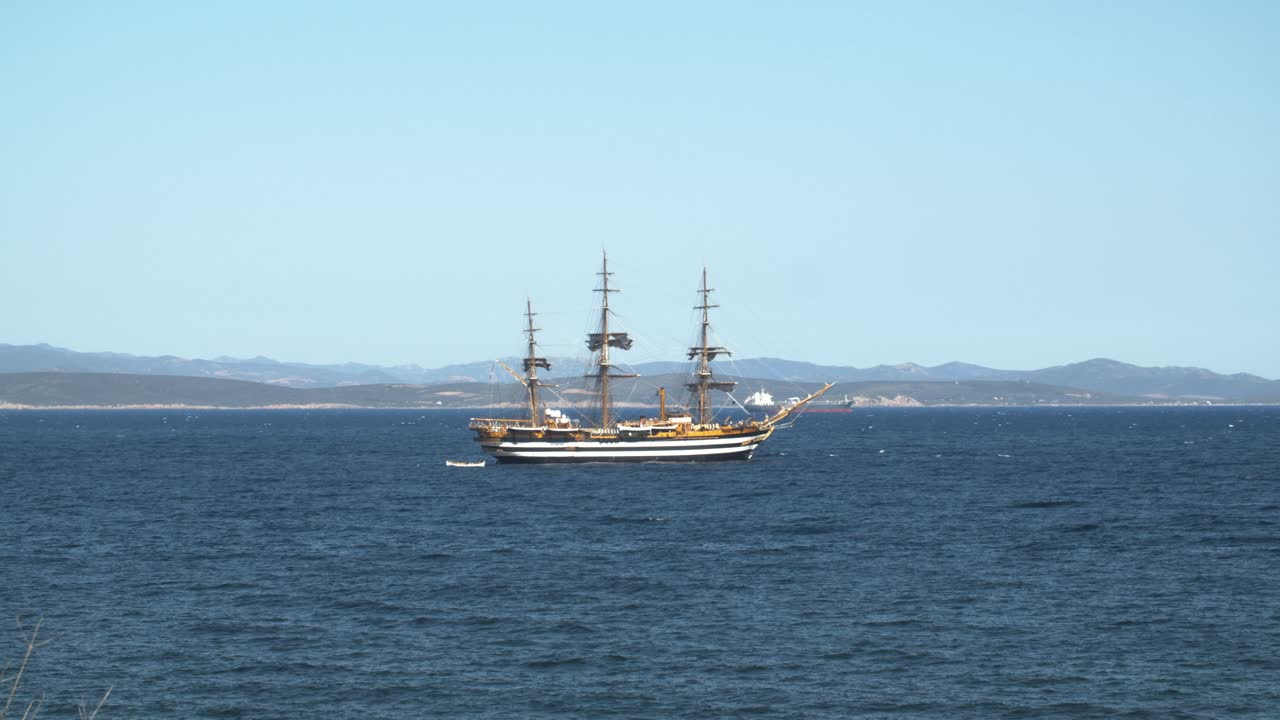 사르디니아 해안에서 웅장한 아메리고 베스푸치 키 큰 배의 설립자 샷