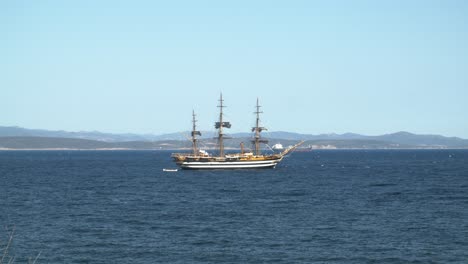 disparo de la magnífica nave amerigo vespucci en la costa de cerdeña