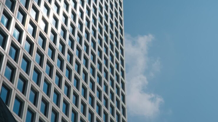 Nuvens passando pelo edifício de escritórios
