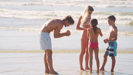 Familie-Im-Sommerurlaub,-Die-Zusammen-Am-Strand-Spielt