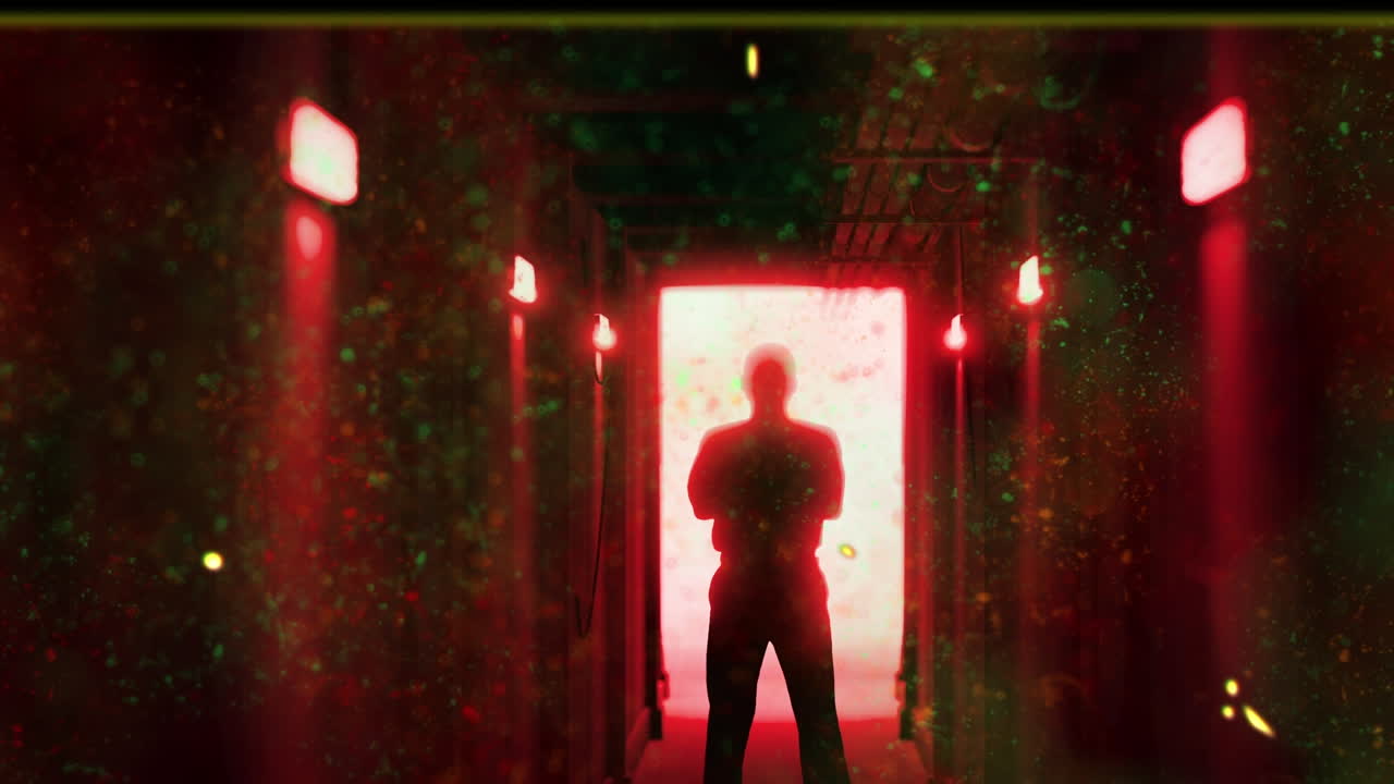animación de una película en color dañada de una figura aterradora retroiluminada en la puerta de un pasillo oscuro
