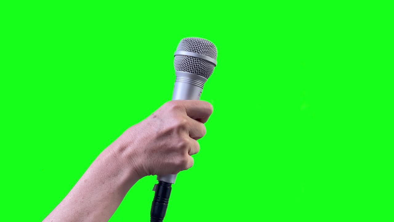 Microfono isolato su schermo verde, microfono ritagliato su sfondo Chroma verde. Primo piano. 4K