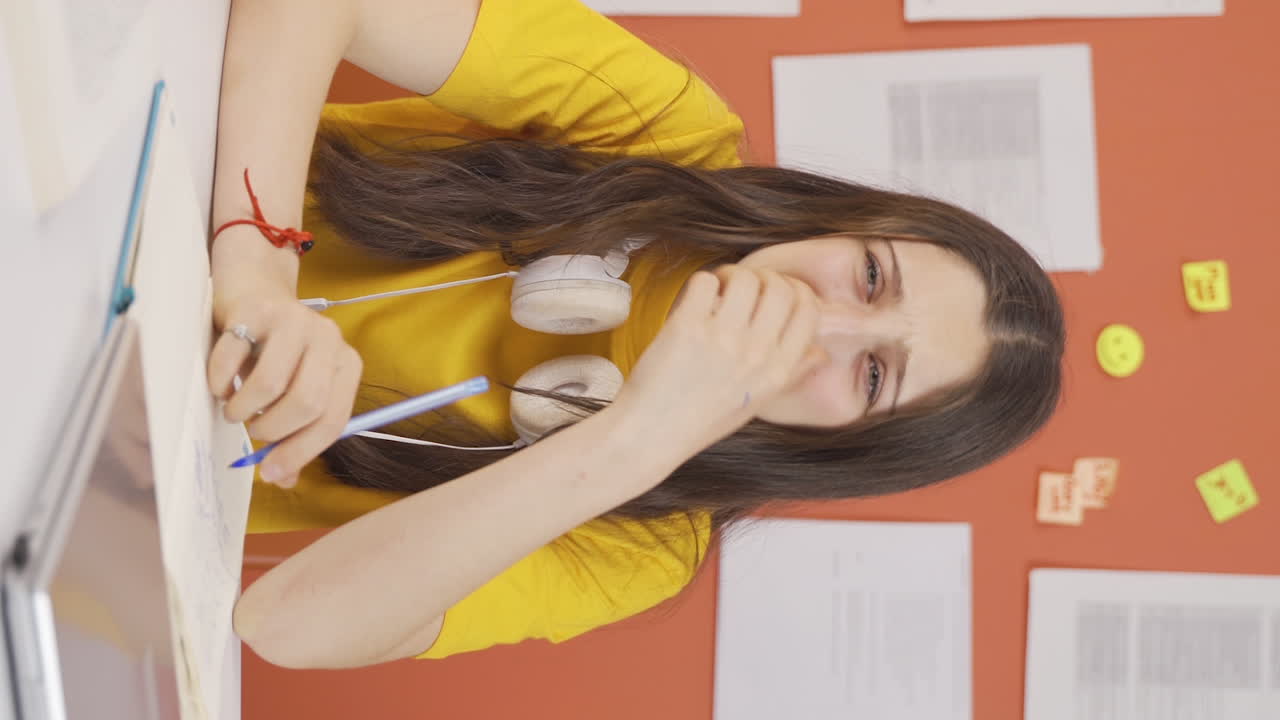 vídeo vertical de una niña con problemas de cambio emocional.