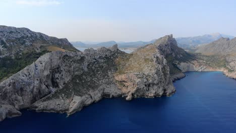 cap de formentor 的悬崖的空中全景