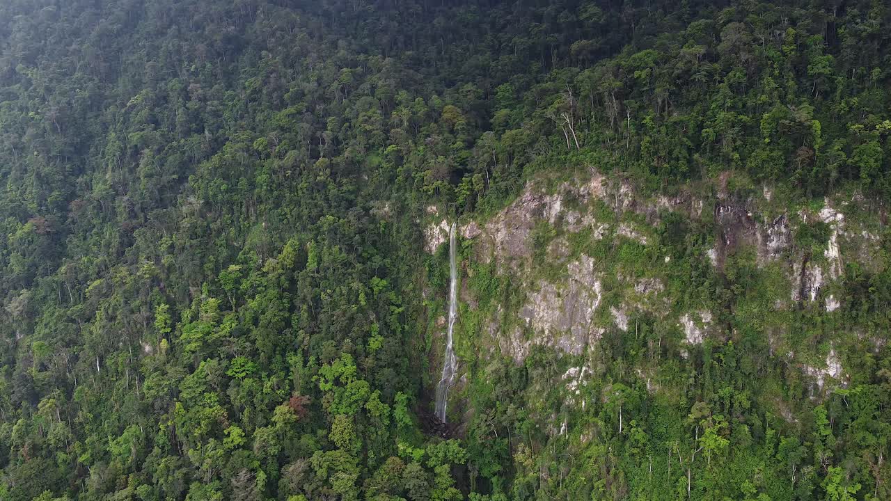 vista aérea de la alta cascada de las montañas de honduras: cascada el bejuco