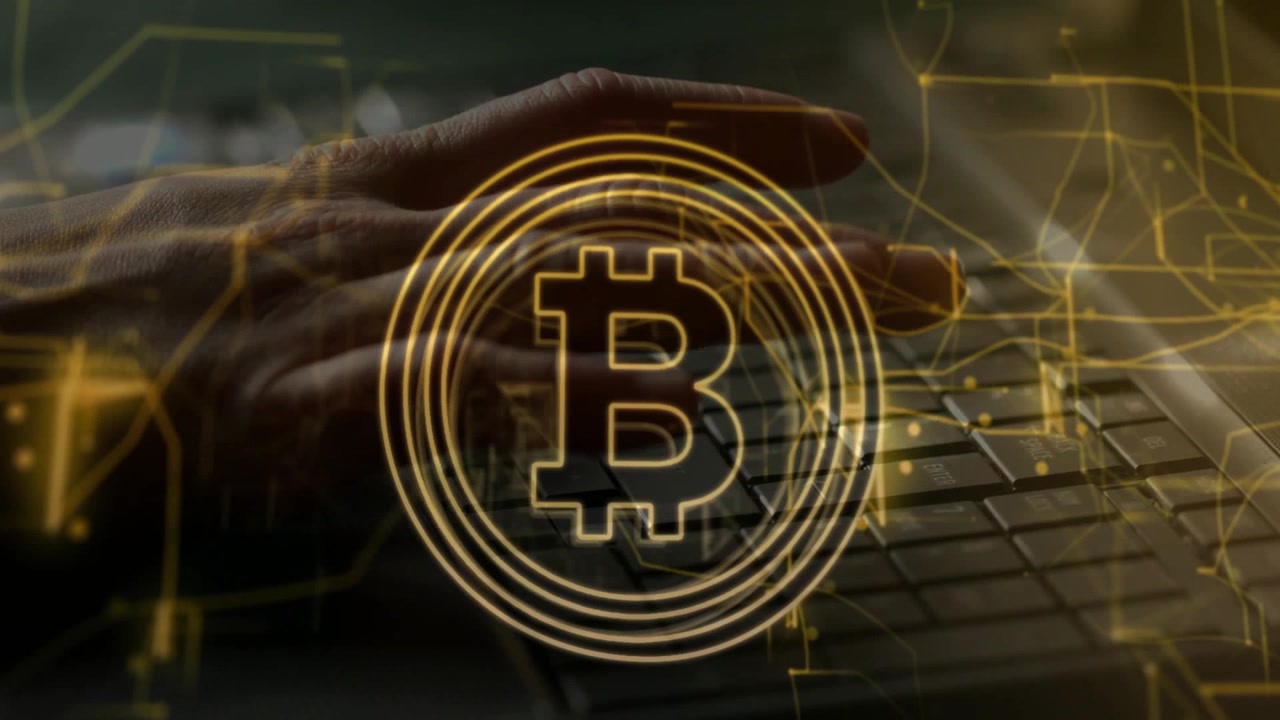 Mani che digitano tasti attivando circuiti che si formano attorno a un logo Bitcoin in crescita, mostrando il trading di criptovalute