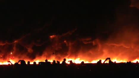 Am-Ende-Einer-Flugshow-Explodiert-Eine-Pyrotechnische-Feuerwand-Vor-Den-Augen-Des-Publikums