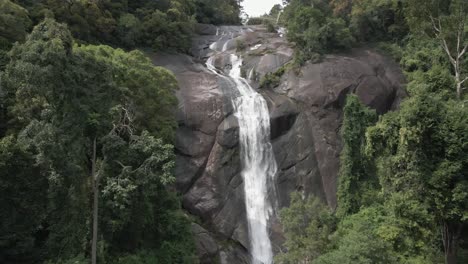 Aufsteigende-Luftaufnahme-Des-Dramatischen-Luft-Terjun-Wasserfalls-Im-Malaysischen-Regenwald