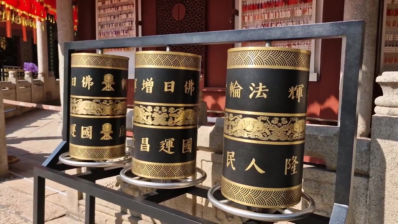 Bánh xe cầu nguyện Phật giáo tại Chùa Lục Dung ở Quảng Châu, Trung Quốc vào một ngày nắng