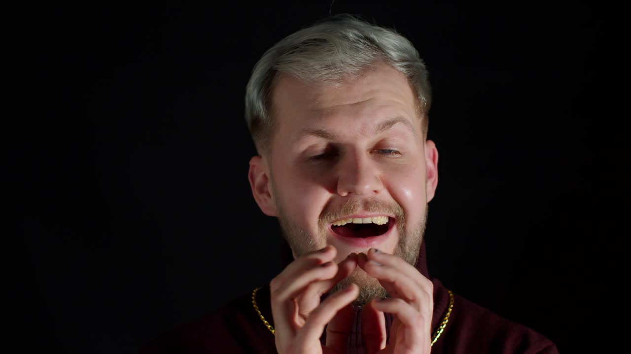 hombre astuto intrigante, pensando en un plan astuto con una expresión astuta, darse cuenta de una idea astuta, tramposo