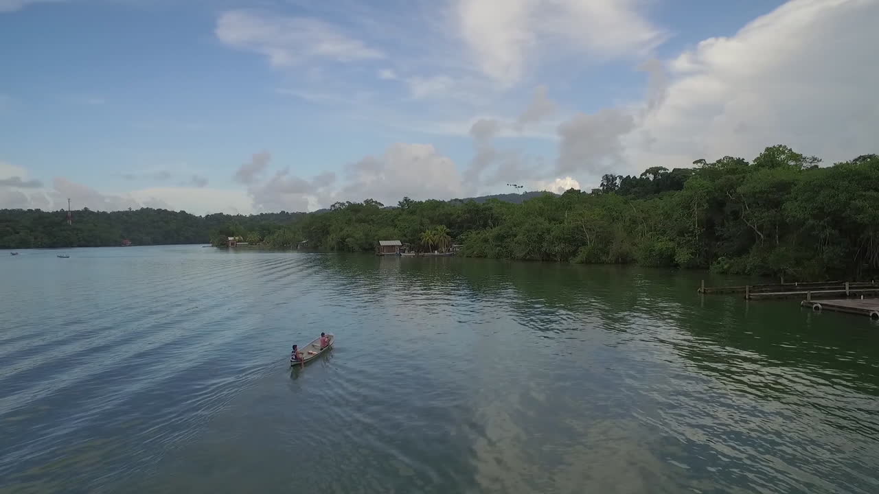 una antena sobre una canoa nativa en el rio dulce en guatemala 1