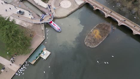 Con-La-Bandera-Union-Jack-En-El-Techo-De-Stratford-Upon-Avon,-Inglaterra-Sobrecarga-Vista-De-Pájaro