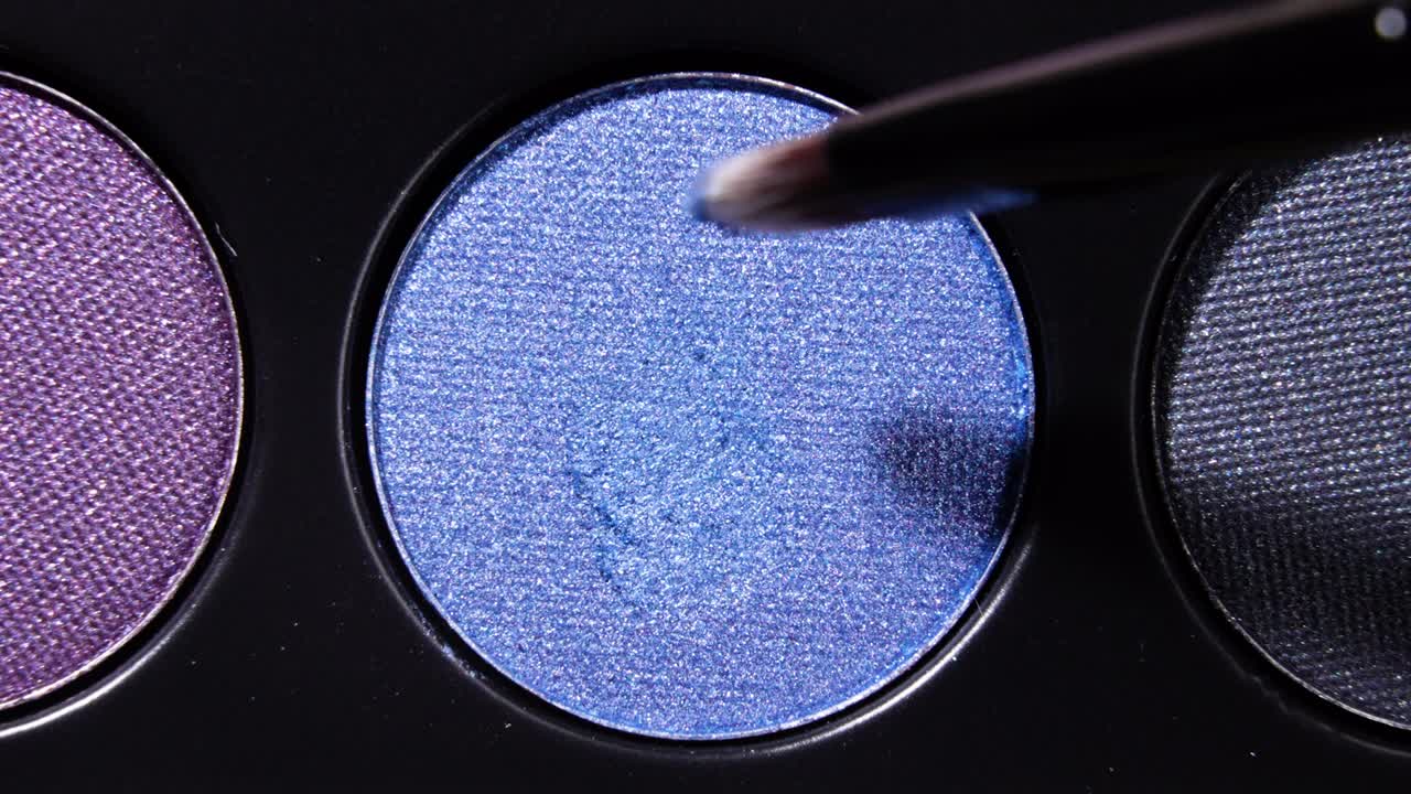 pintar el color púrpura en la paleta de maquillaje