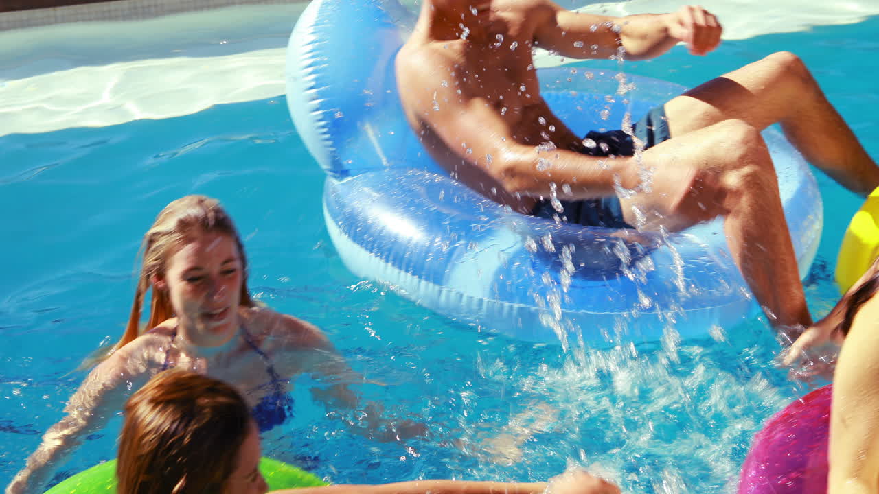 amigos felices en lilos