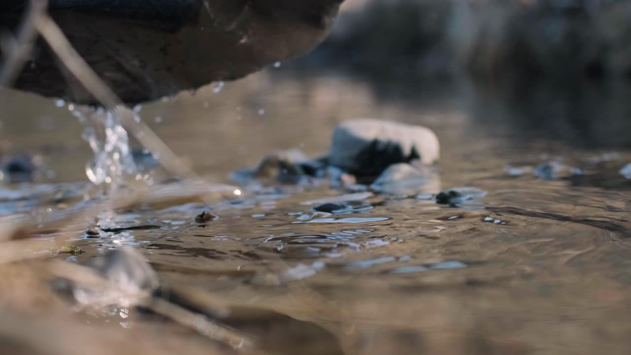 Lavoro di squadra per la pulizia della plastica sulla spiaggia. Volontari raccolgono rifiuti in un sacco della spazzatura. Concetto di inquinamento da plastica e problema ambientale. Pulizia volontaria della natura dalla plastica. Rendere il pianeta più verde.