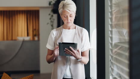 mature business woman, tablet