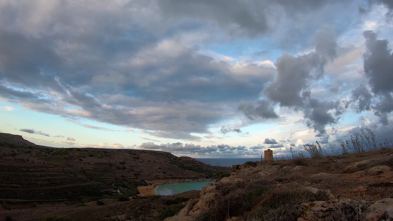 fantásticas formaciones de nubes sobre la bahía de gnejna