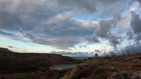 fantásticas formaciones de nubes sobre la bahía de gnejna
