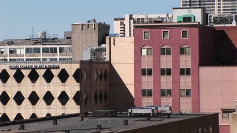 Zoom-En-Las-Ventanas-De-Un-Edificio-Rosa-De-Varios-Pisos.