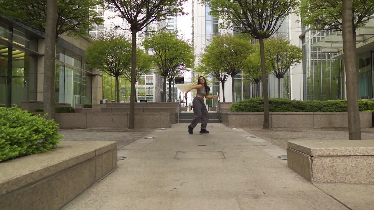 자신감 넘치는 숨을 쉬는 모델 댄서 힙합 거리는 스포츠 의류 도시 공원 현대를 입은 그녀의 공간을 지배하는 고양이입니다.