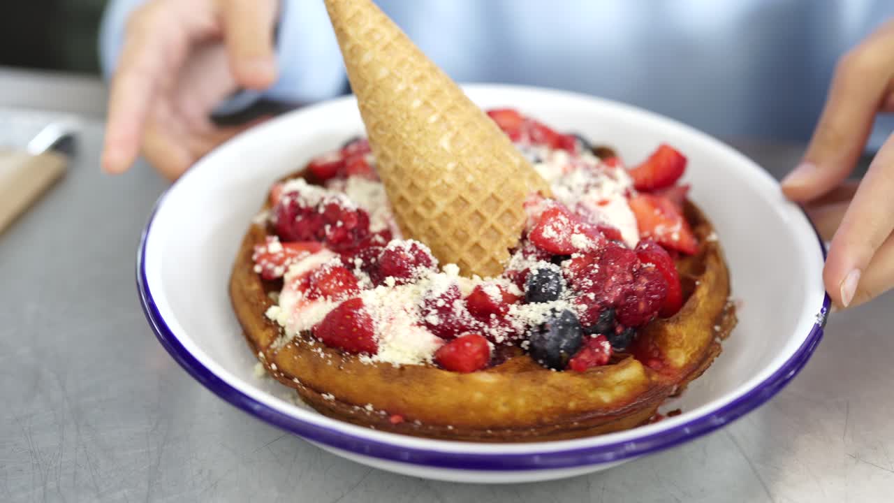딸기와 아이스크림을 곁들인 맛있는 와플