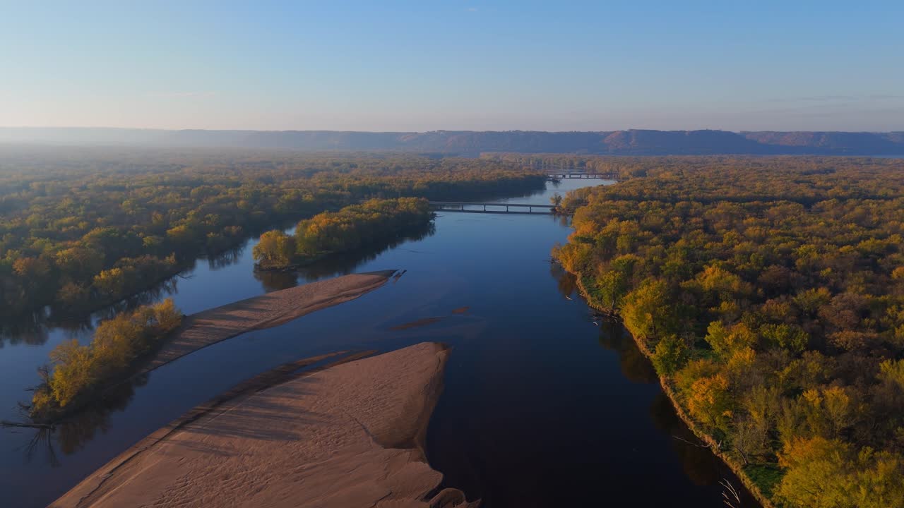 La luce del primo mattino illumina le pigre zone umide del fiume nella Driftless Area