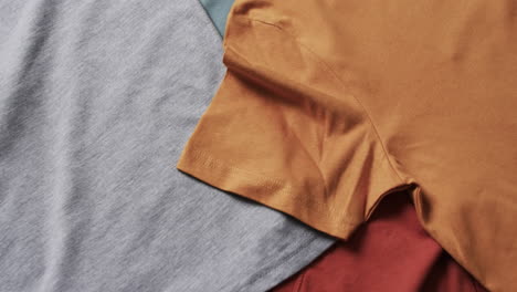 video de una capa plana de camisetas multicolores con espacio de copia sobre un fondo blanco
