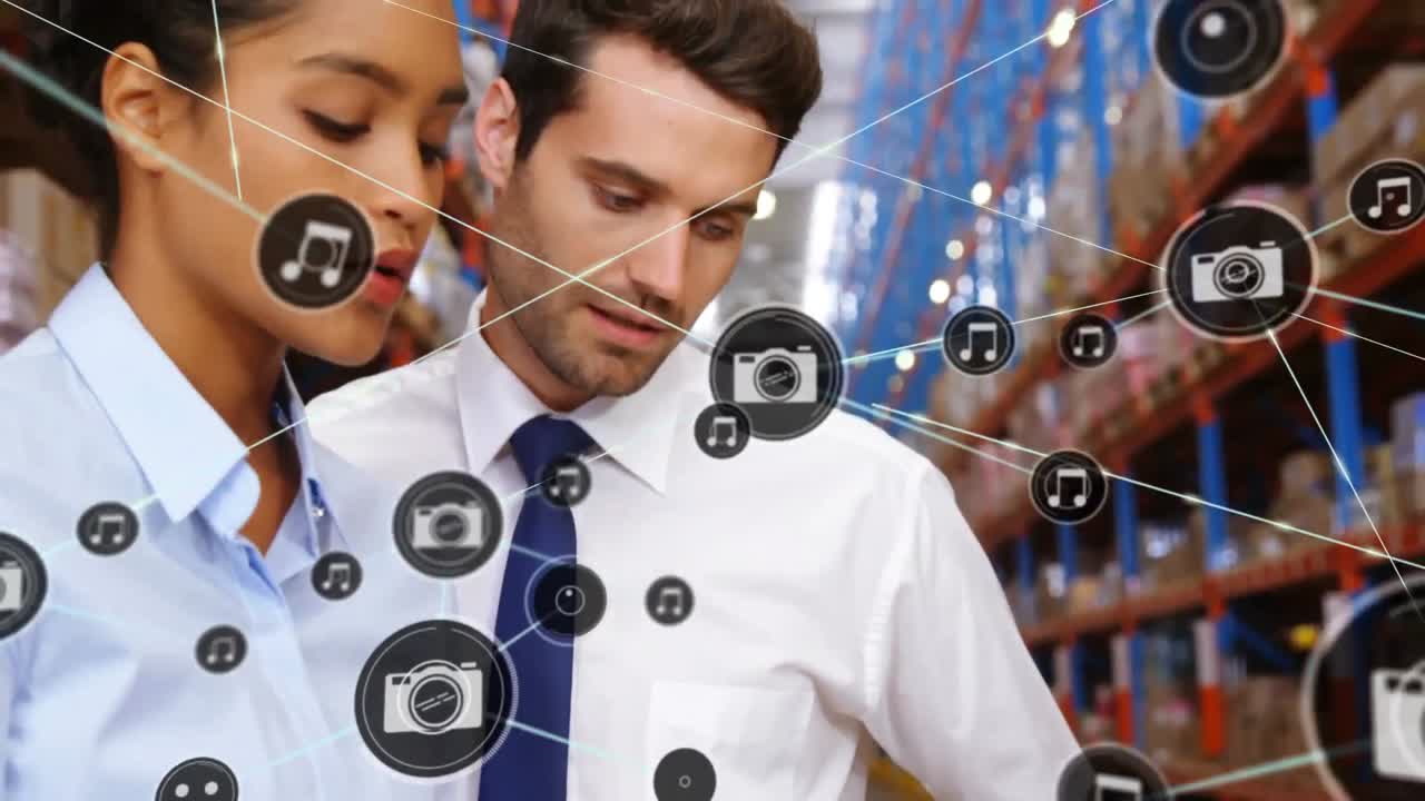 animación de una red de iconos digitales sobre diversos supervisores masculinos y femeninos que discuten en el almacén