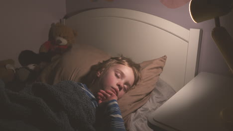 adorable niña dormida en la cama