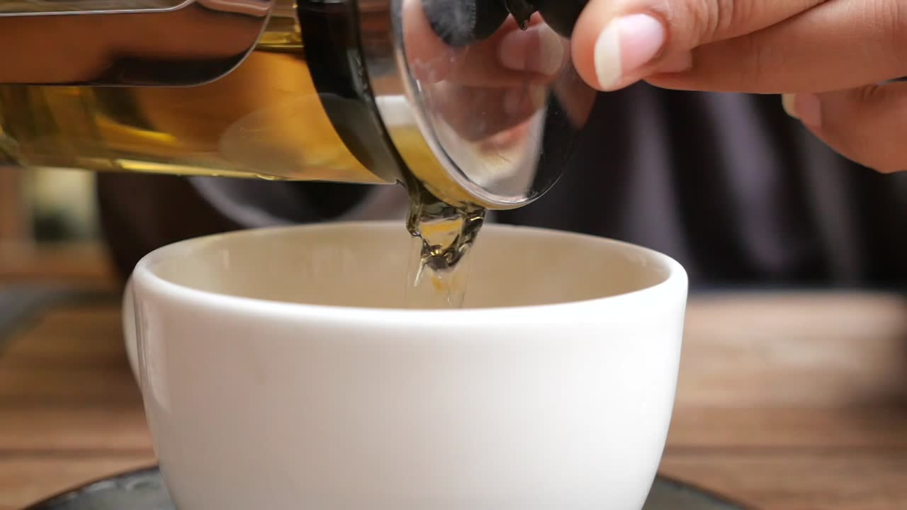 컵에 차를 부는 것