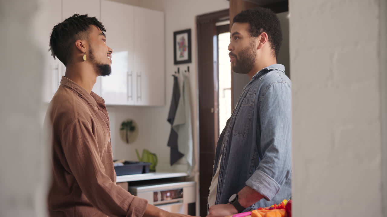 dos hombres teniendo una conversación en una cocina