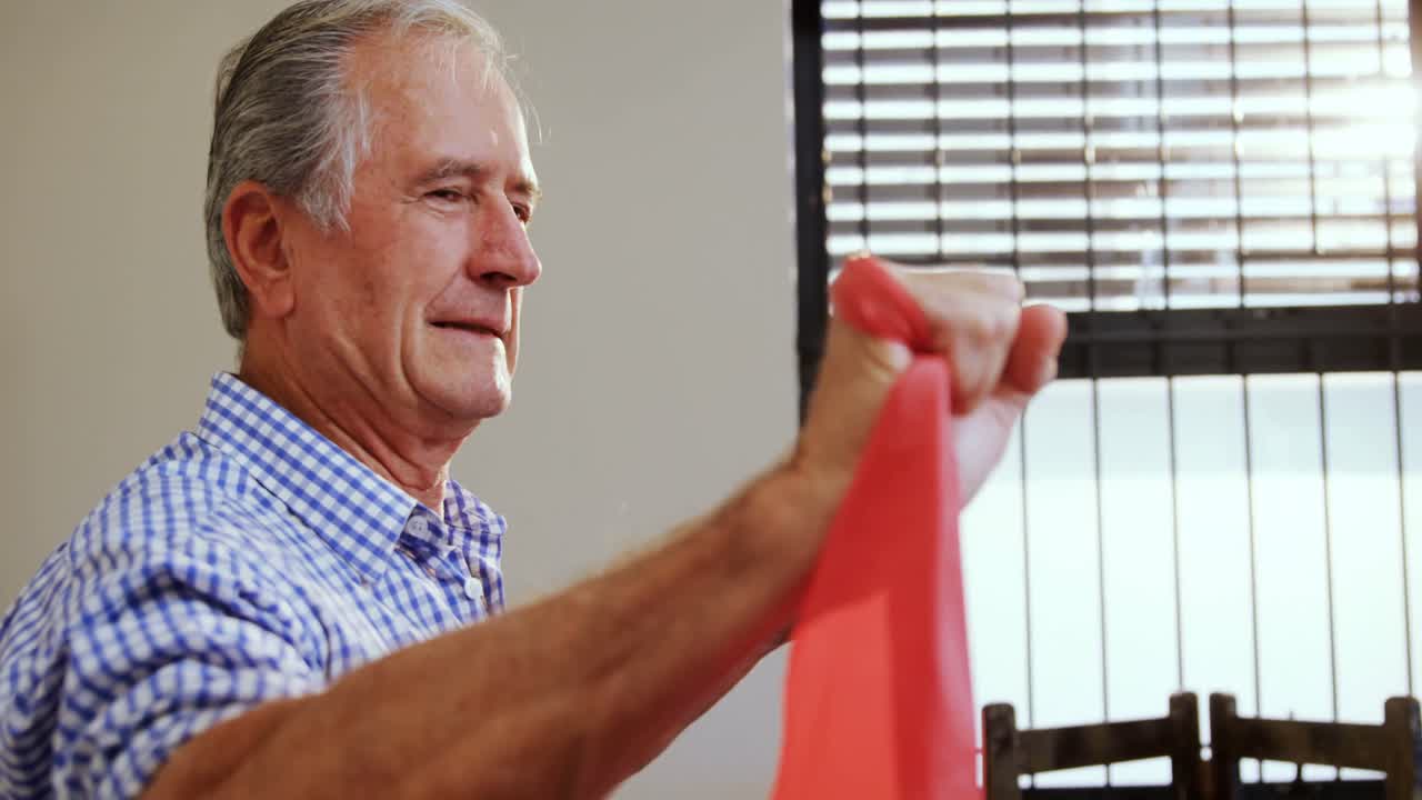 레지스텐스 밴드 4k로 운동하는 노인