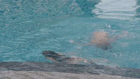 Niños-Enérgicos-Aguantan-La-Respiración-Y-Se-Sumergen-En-Agua-Azul