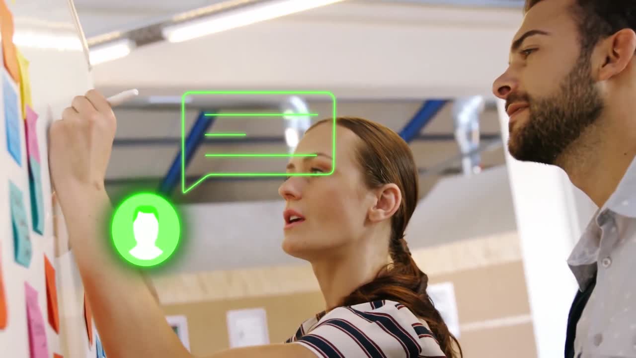 анимация иконок профилей и сообщений над белым мужчиной, смотрящим на женщину, пишущую на доске